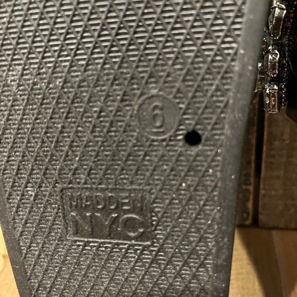 STEVE MADDEN NYC Rhinestone Flip Flops Size 6 Black VGC! - Picture 7 of 7